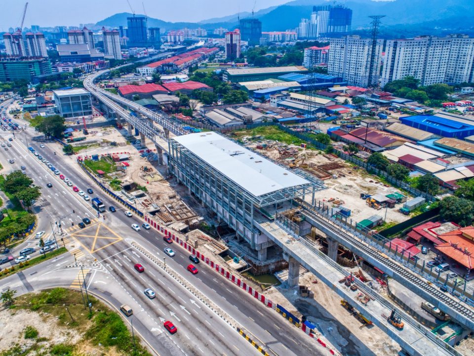 Pandangan udara Stesen MRT Jinjang dengan lencongan tetap saliran monsun di bawah kekotak stesen sudah siap.