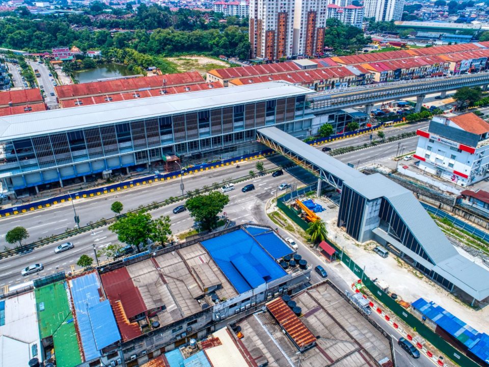 Pandangan udara pemasangan bumbung dan mukaan yang telah siap untuk kekotak stesen, Pintu Masuk 2 dan jejantas pejalan kaki Stesen MRT Kepong Baru. Juga boleh dilihat adalah pembinaan yang sedanga dijalankan untuk Pintu Masuk 1.
