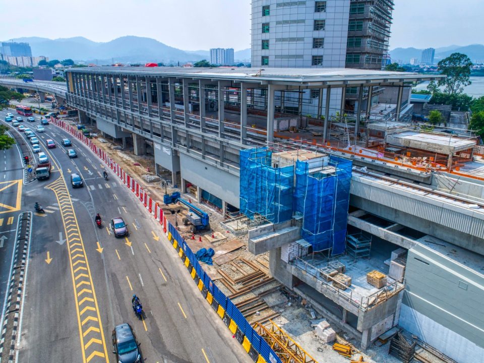 Pandangan udara menunjukkan kerja-kerja penuangan sedang dijalankan untuk lif Stesen MRT Sri Delima.