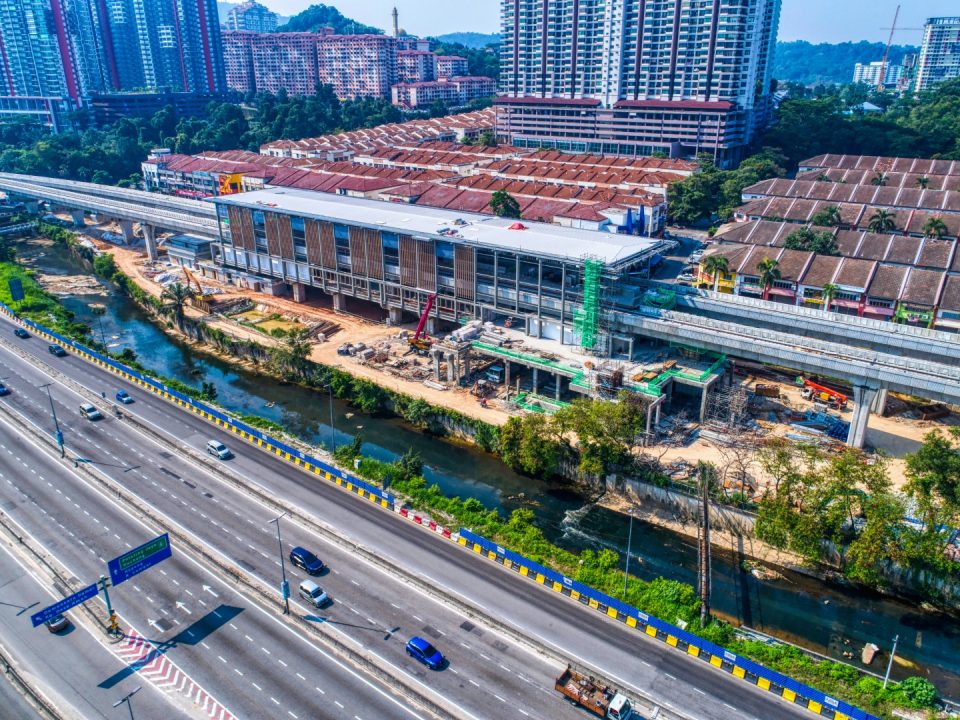 Pandangan udara persiapan kerja-kerja luaran Stesen MRT Damansara Damai sedang berjalan.