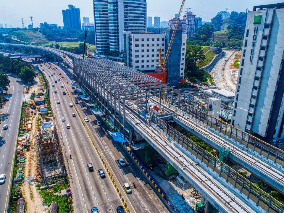 Pandangan udara kerja-kerja bumbung stesen sedang dijalankan di tapak Stesen MRT Sri Damansara Barat.
