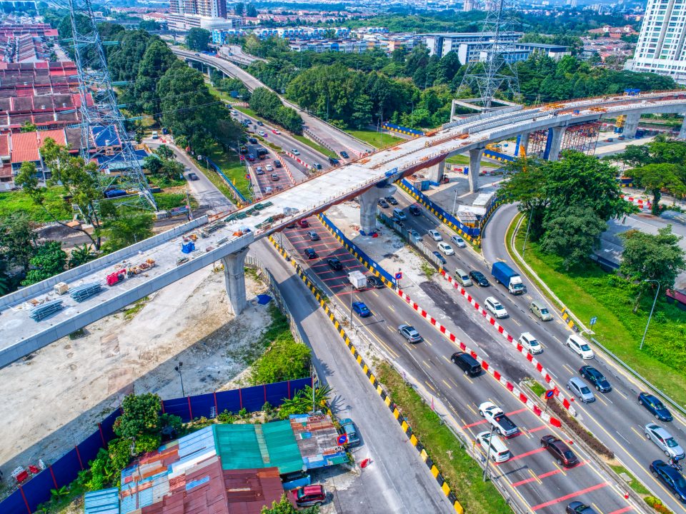Pandangan udara menunjukkan pemasangan kerja-kerja parapet yang telah siap di jajaran merentasi Jalan Kuching.