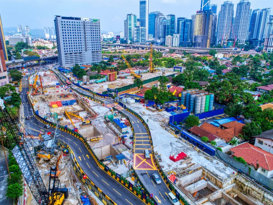 Pandangan udara penggalian dinding gegendang Stesen MRT Kampung Baru Utara bermula di Pintu Masuk A.