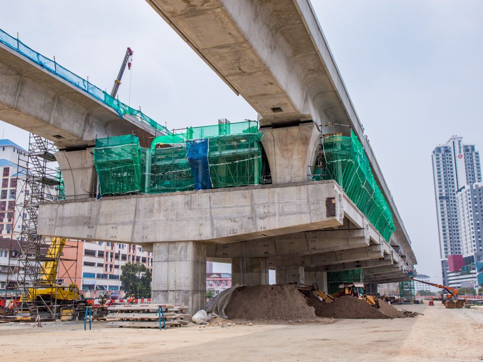 Pandangan tanah tapak Stesen MRT Serdang Raya Utara menunjukkan kerja-kerja pemasangan parapet sedang dijalankan.