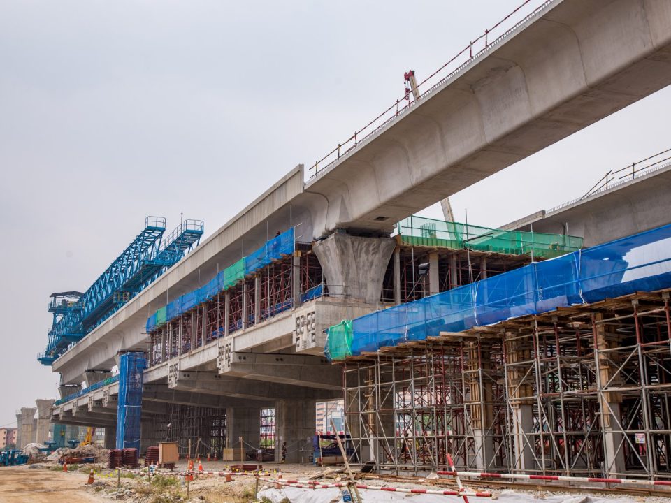 Pandangan tanah tapak Stesen MRT Serdang Raya Selatan menunjukkan pembinaan aras ruang legar sedang dijalankan.