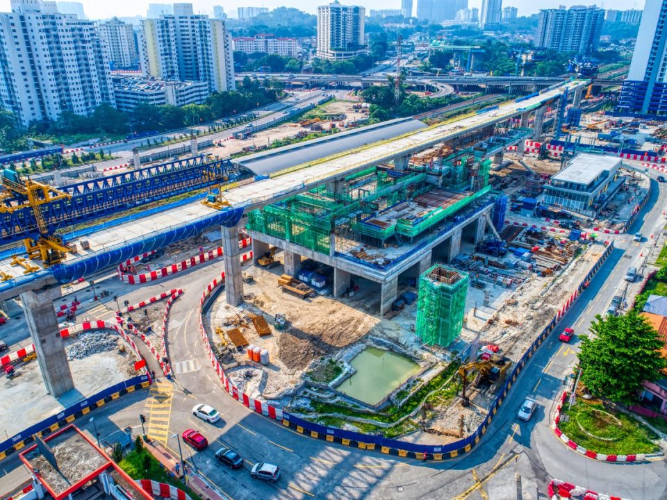 Pandangan udara pembinaan rentang yang telah siap dibina di tapak Stesen MRT Sungai Besi.