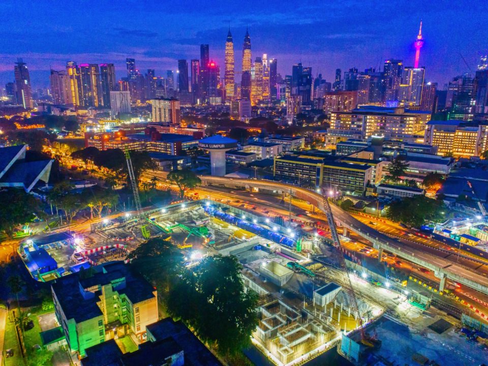 Pandangan malam tapak Stesen MRT Hospital Kuala Lumpur menunjukkan pembinaan dinding konkrit tetulang.
