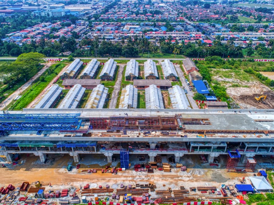 Pandangan udara tapak Stesen MRT UPM menunjukkan pembinaan aras platform.