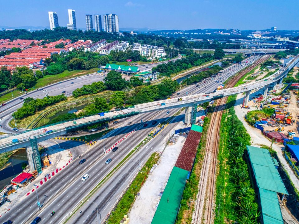 Pandangan udara persilangan rentang panjang jejambat yang telah siap di jajaran berhampiran tanjakan ke Tol Sungai Buloh.