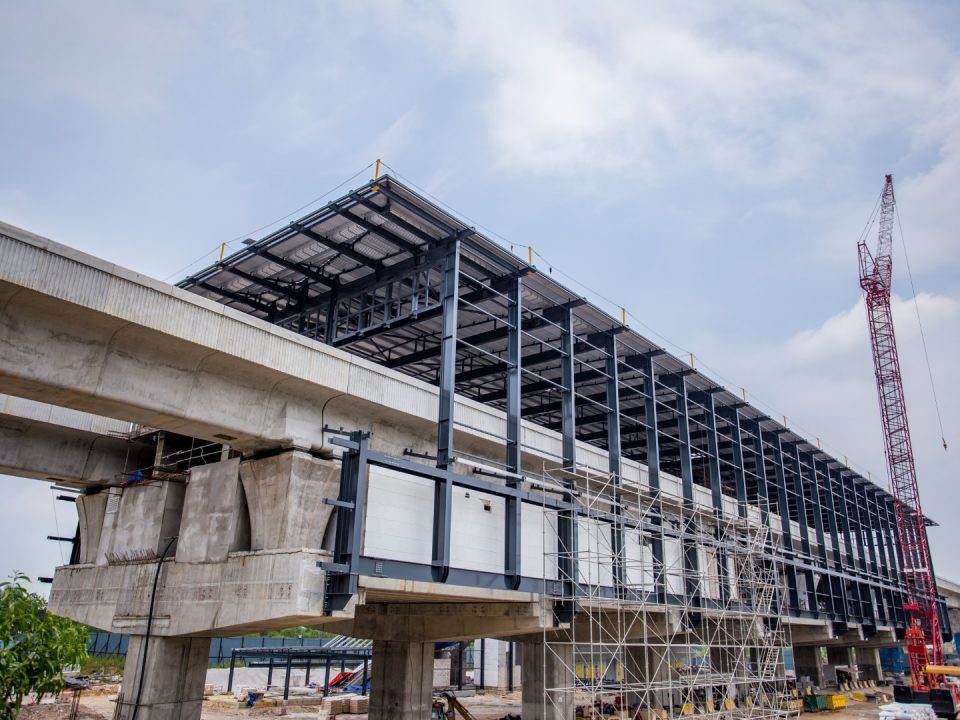 Pandangan pemasangan tertutup kekuda bumbung Stesen MRT 16 Sierra sedang dijalankan.
