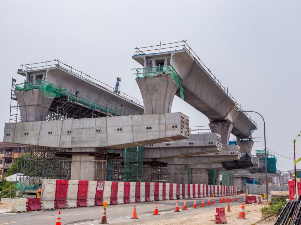 Pandangan tapak Stesen MRT Seri Kembangan menunjukkan pelancaran galang kekotak bersegmen oleh tresel sedang berjalan.