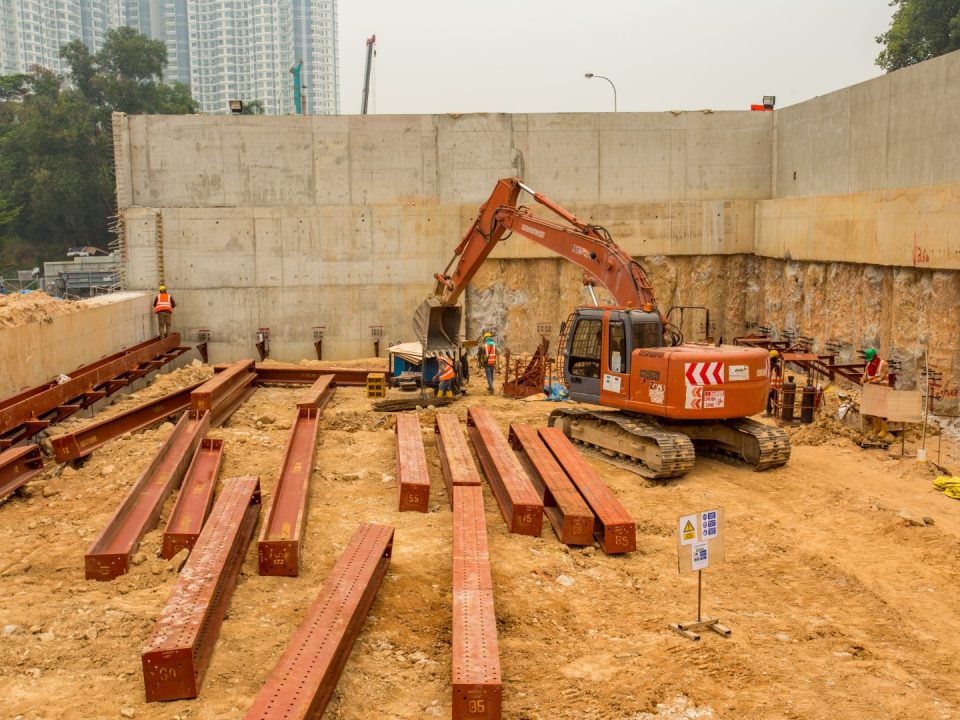 Kerja-kerja topang sementara sedang berjalan di tapak Portal Selatan.