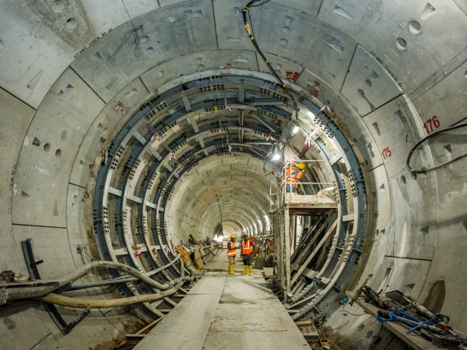 Pandangan pemasangan rasuk gelang di dalam terowong di antara Stesen MRT Bandar Malaysia Utara dan Stesen MRT Chan Sow Lin.