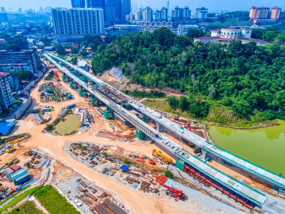 Pandangan udara tapak Stesen MRT Taman Naga Emas menunjukkan kerja-kerja aras platform stesen sedang berjalan.