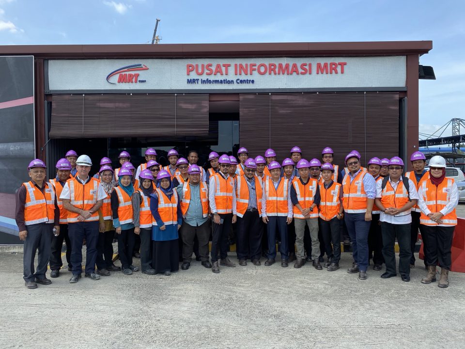GAMBAR BERKUMPULAN: Gambar berkumpulan perwakilan Majlis Amanah Rakyat bersama pegawai Malaysia Rapid Transit Corporation Sdn Bhd di hadapan Pusat Informasi MRT Bandar Malaysia