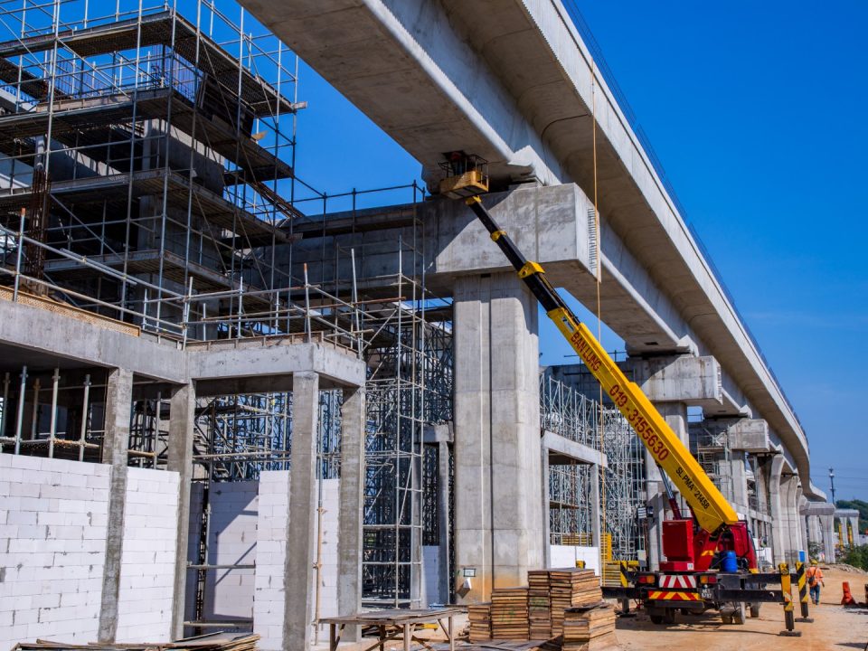 Kerja-kerja bongkah aras ruang legar sedang dijalankan di tapak Stesen MRT Cyberjaya Utara.