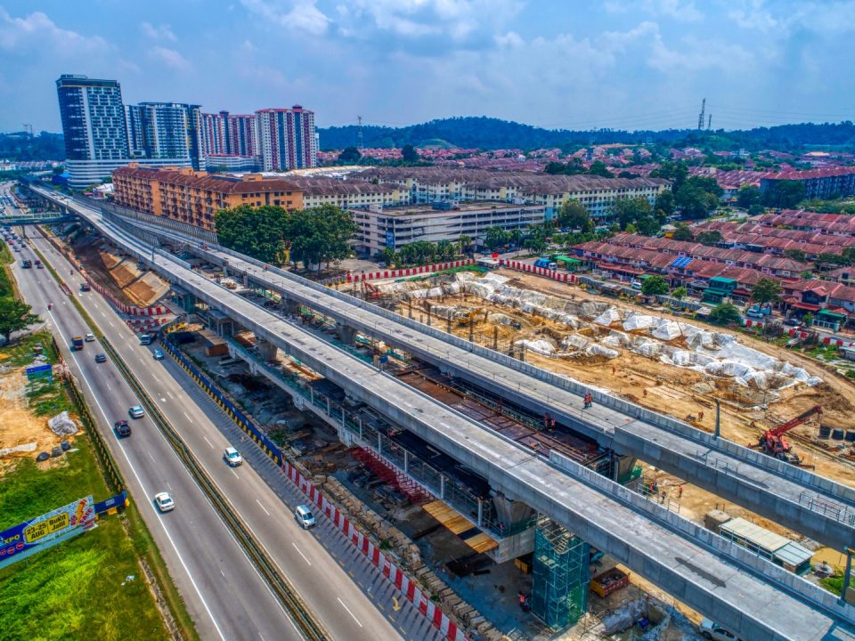 Pandangan udara tapak Stesen MRT Taman Equine menunjukkan rasuk aras tengah yang telah siap dan sokongan sementara untuk aras platform sedang dijalankan.