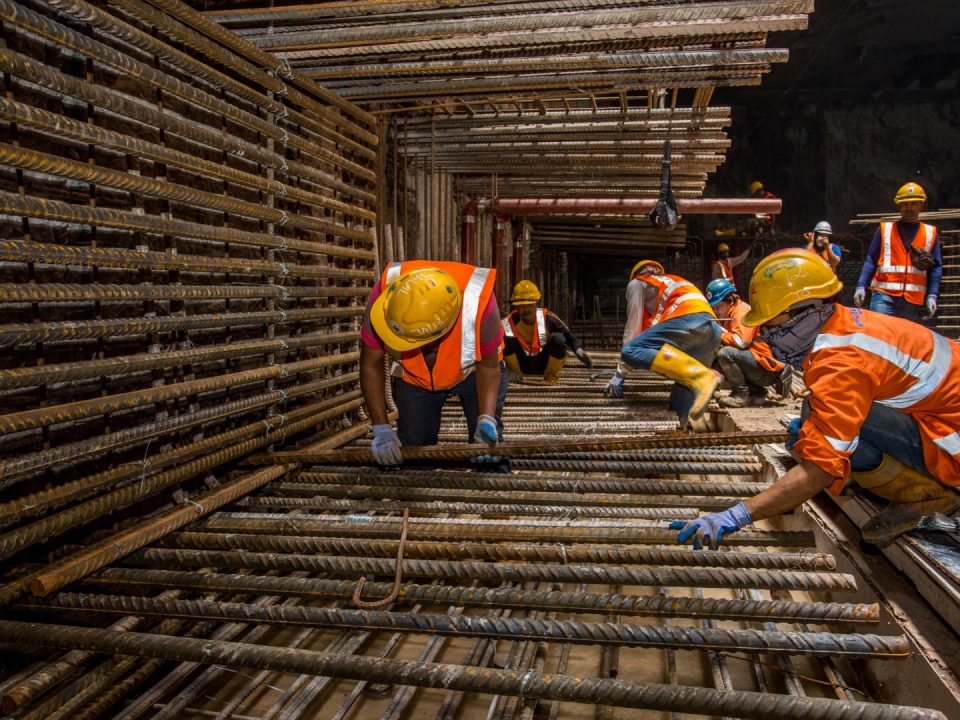 Pandangan tanah kerja-kerja pemasangan rebar sedang dijalankan untuk papak Platform Bawah di tapak Stesen MRT KLCC Timur.