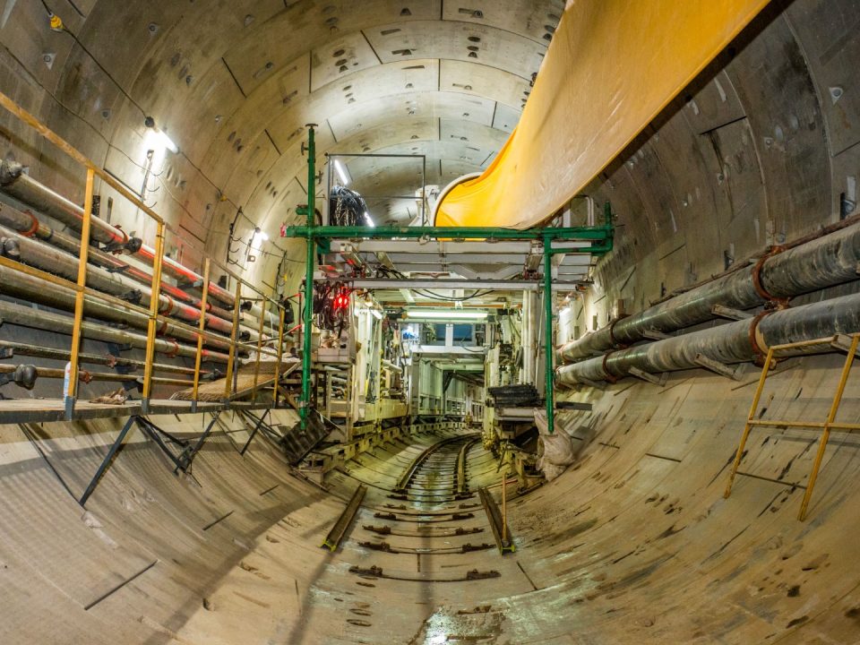 Pandangan Mesin Pengorek Terowong S-775, sedang dalam proses bertukar dari mod Ketumpatan Pembolehubah ke mod Keseimbangan Tekanan Bumi, menggali dari Stesen MRT Conlay ke arah Stesen MRT Ampang Park.