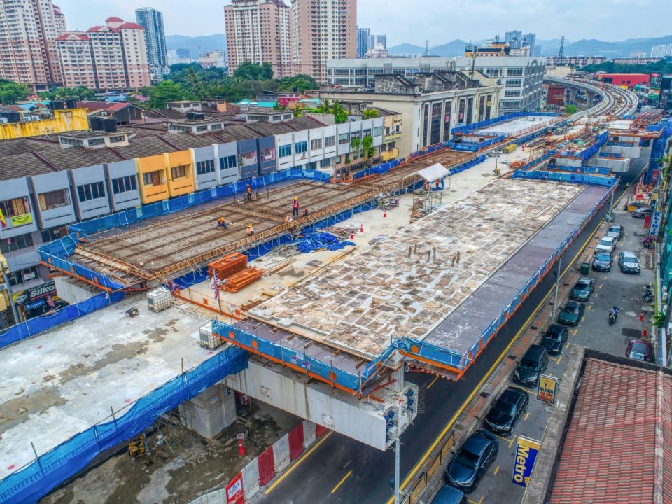 Pandangan udara kerja-kerja konkrit platform ruang legar Stesen MRT Kentonmen.