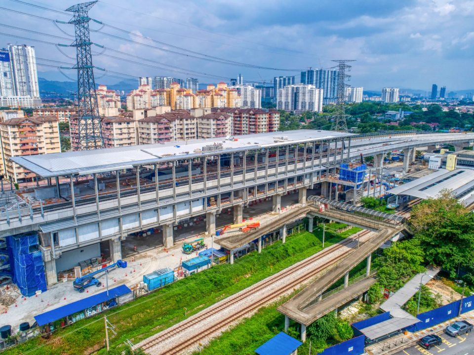 Kerja-kerja struktur besi sedang dijalankan di tapak Stesen MRT Kampung Batu.