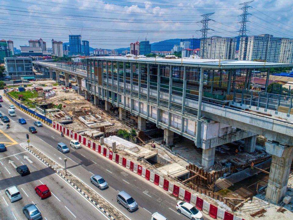 Pandangan udara kerja-kerja pemasangan fakad di Stesen MRT Jinjang.