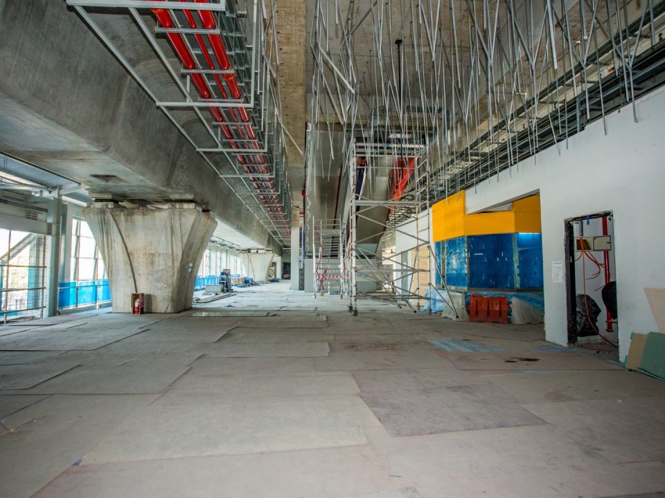 Pandangan kerja-kerja penyelenggaraan platform, siling dan penjubinan Stesen MRT Kepong Baru sedang dijalankan.