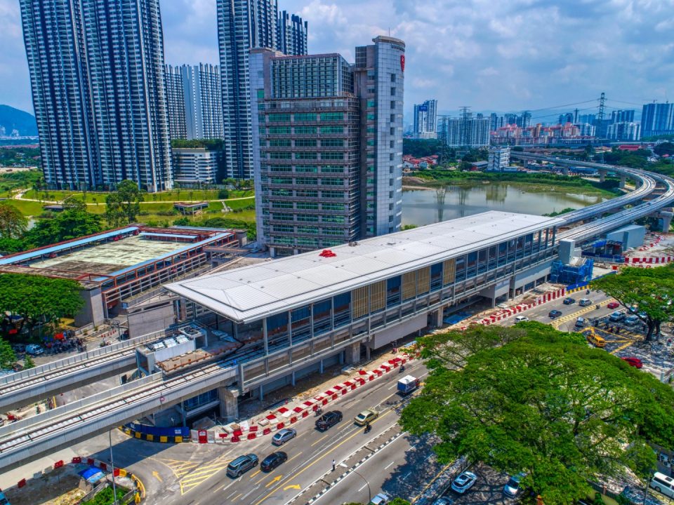 Pandangan udara kerja-kerja fakad sedang dijalankan untuk Stesen MRT Sri Delima