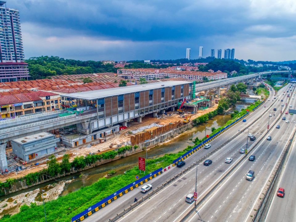 Pandangan udara kerja-kerja seni bina di Stesen MRT Damansara Damai sedang berjalan.