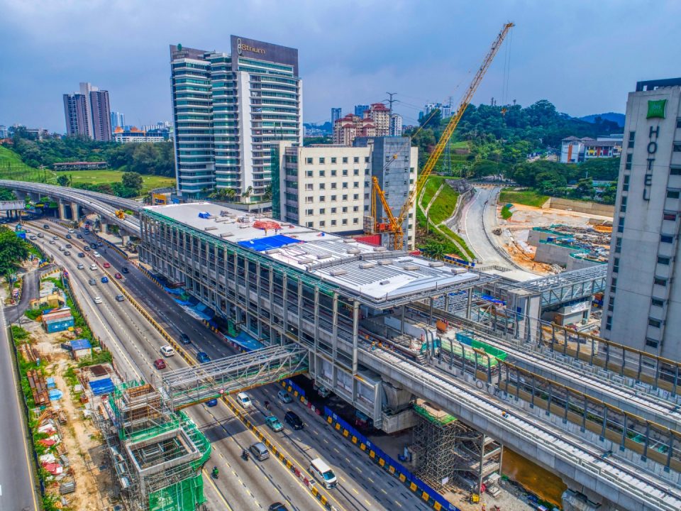 Pandangan udara kerja-kerja bumbung dan pemasangan fakad sedang dijalankan di tapak Stesen MRT Sri Damansara Barat.