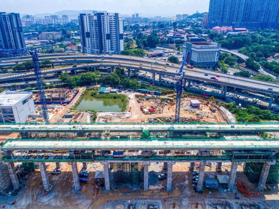 Pandangan udara tapak Stesen MRT Kuchai Lama menunjukkan kerja-kerja aras ruang legar, tengah dan platform stesen sedang dijalankan.