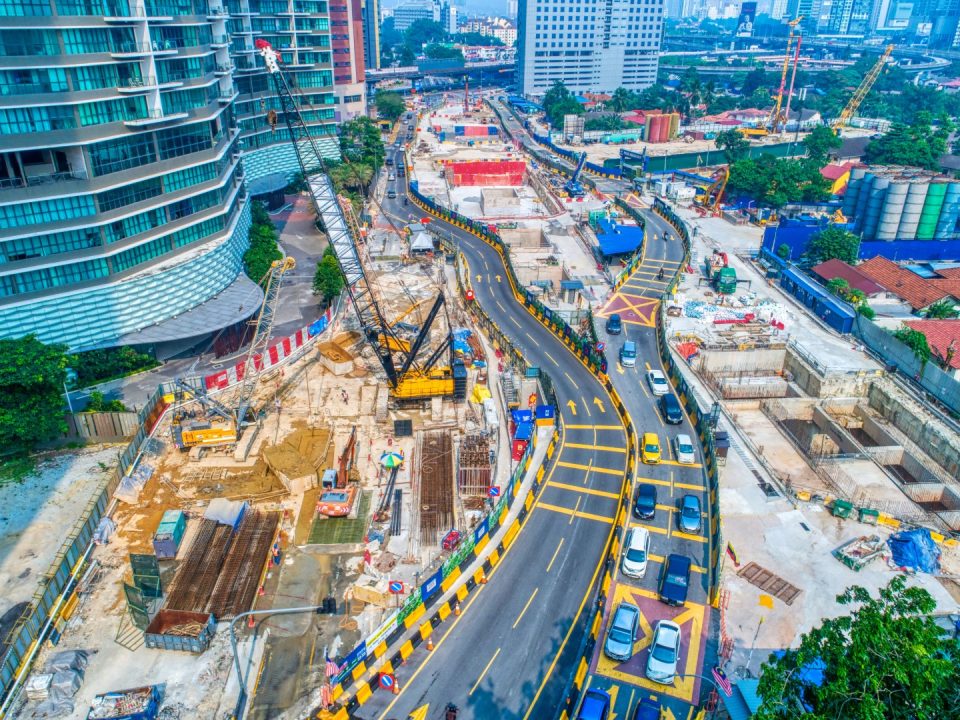 Pandangan udara tapak Stesen MRT Kampung Baru Utara menunjukkan penggalian dinding diafragma di Pintu Masuk B yang terletak di hadapan Kondominium Setia Sky. Turut boleh dilihat adalah penggalian dan konkrit tetulang sedang dijalankan di papak ruang legar kekotak stesen.