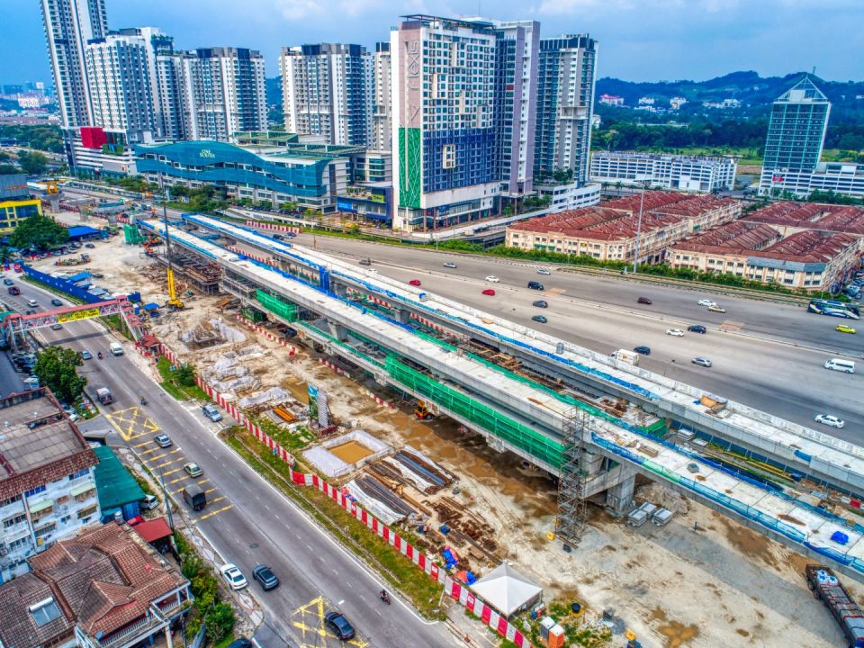 Pandangan udara tapak Stesen MRT Serdang Raya Utara menunjukkan kerja-kerja pemasangan tembok sedang berjalan.