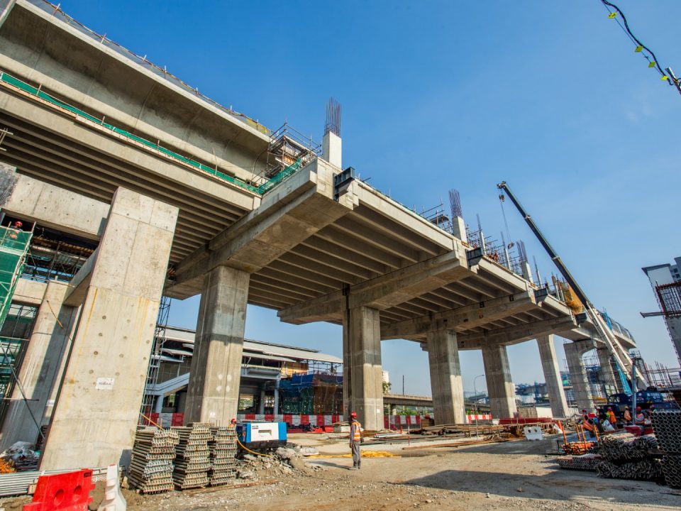 tanah tapak Stesen MRT Sungai Besi menunjukkan kerja-kerja stesen sedang dijalankan.