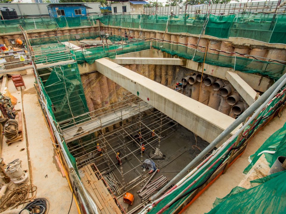 Persediaan untuk kerja-kerja penggalian sedang dijalankan di laluan bawah berhampiran Lebuhraya KL-Seremban, hala utara.z