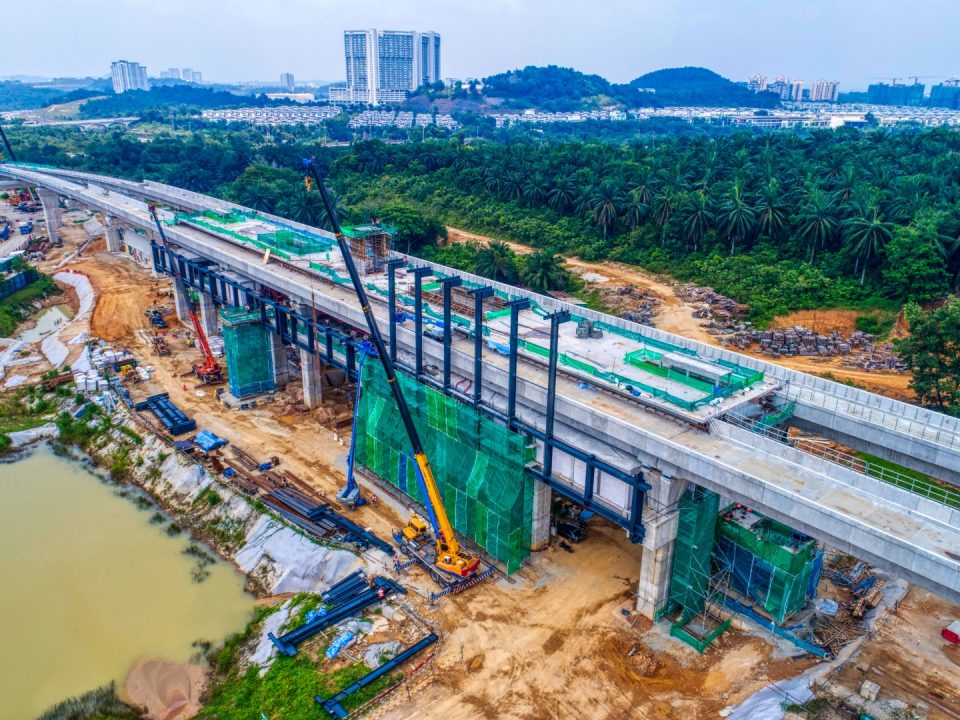 Pandangan udara Stesen MRT Cyberjaya City Centre menunjukkan struktur bumbung besi sedang dijalankan.