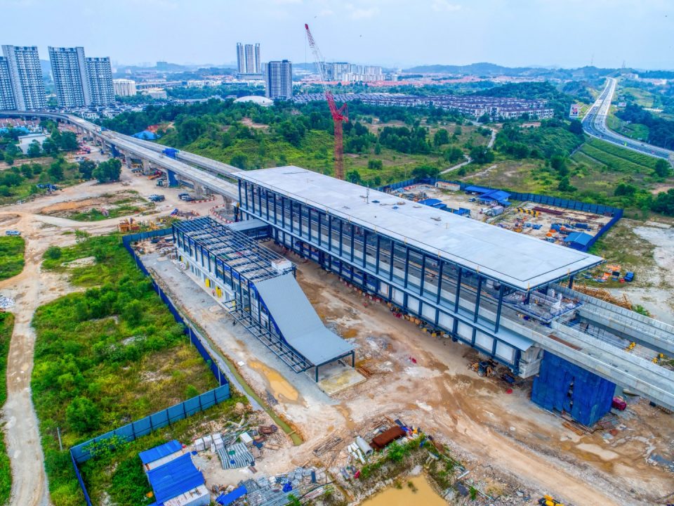 Pandangan udara tapak Stesen MRT 16 Sierra menunjukkan pemasangan lapik bumbung lapisan terakhir dan Pintu Masuk 2 sedang dijalankan.