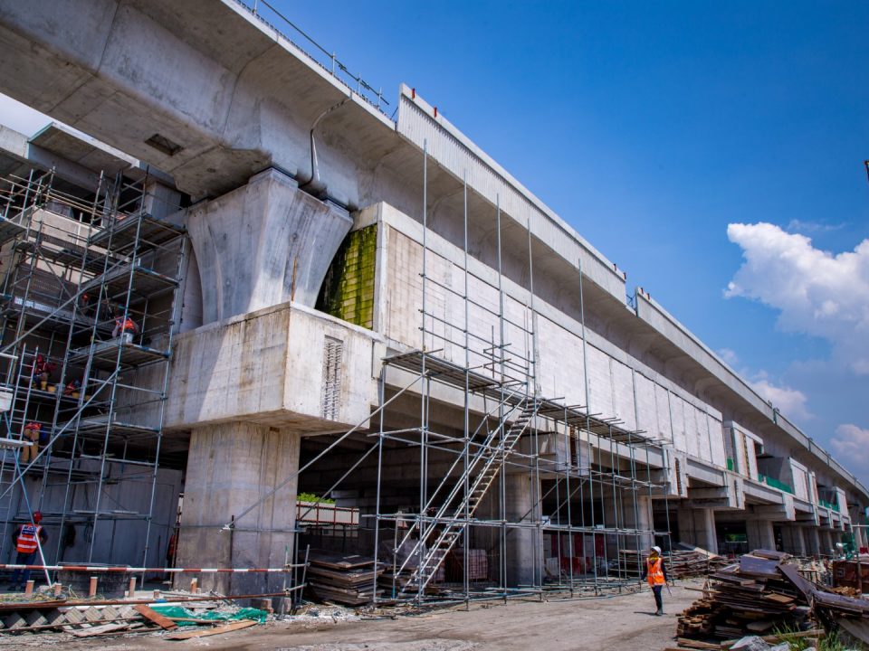 Pandangan Stesen MRT Putrajaya Sentral menunjukkan kerja-kerja melepa luaran dan tangga sedang dijalankan.
