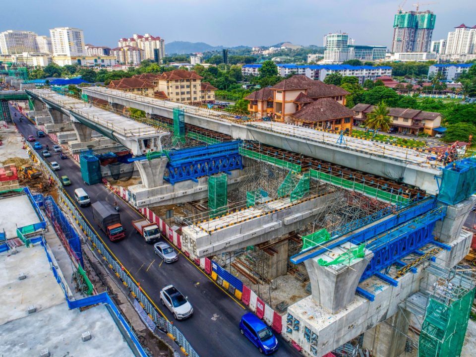 Pandangan udara tapak Stesen MRT Seri Kembangan menunjukkan kerja-kerja pembinaan galang kekotak bersegmen sedang berjalan.