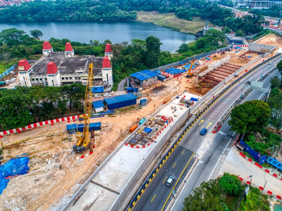 Pandangan udara tapak Portal Selatan menunjukkan kerja-kerja struktur konkrit tetulang sedang dijalankan.