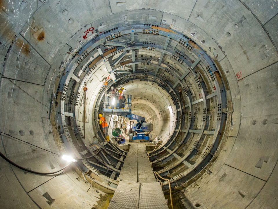 PPembinaan saluran sesilang terowong selepas penyiapan laluan terowong untuk mewujudkan sambungan antara dua terowong sebagai pemindahan kecemasan di tapak Stesen MRT Bandar Malaysia Utara.