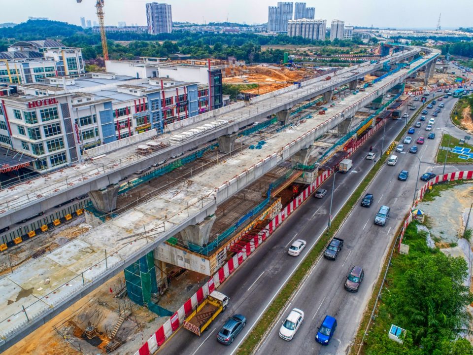 Pandangan udara rasuk aras ruang legar sedang dijalankan di tapak Stesen MRT Taman Putra Permai.