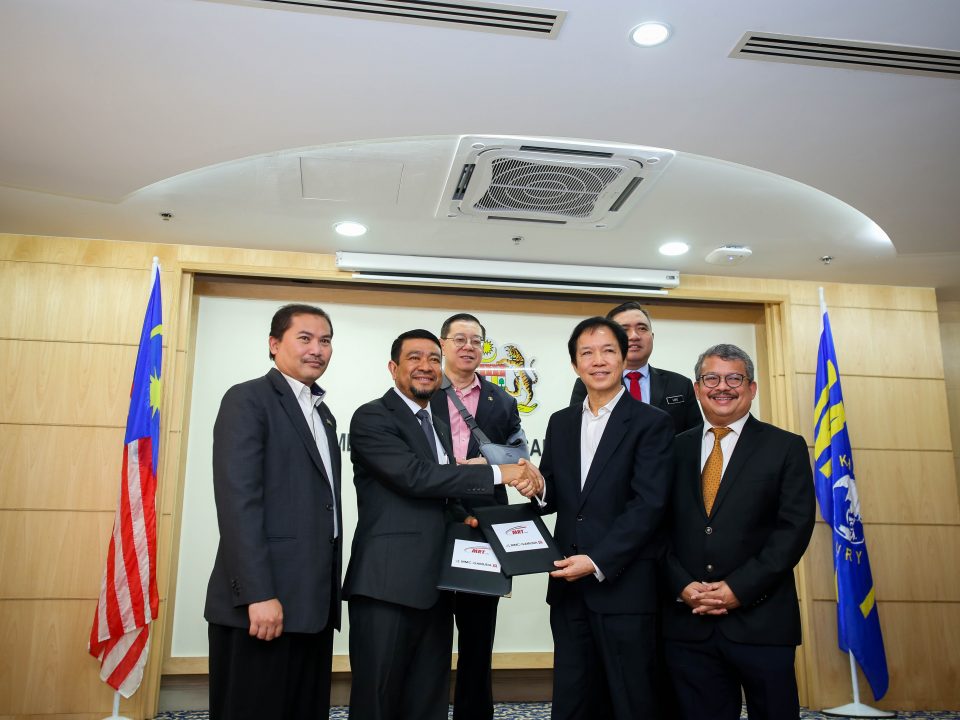 PERTUKARAN DOKUMEN: Ketua Pegawai Eksekutif Malaysia Rapid Transit Corporation Sdn Bhd, Encik Abdul Yazid Kassim (dua dari kiri) bertukar Perjanjian Tambahan Laluan MRT Sungai Buloh-Serdang-Putrajaya yang telah ditandatangani, dengan Pengarah MMC Gamuda KVMRT (PDP SSP) Sdn Bhd, Dato’ Ir. Paul Ha (tiga dari kanan)