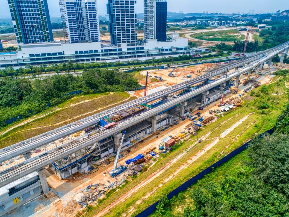 Pandangan udara Stesen MRT Cyberjaya Utara menunjukkan platform kekotak stesen dan pemasangan acuan rasuk konkrit pra-tegasan sedang dijalankan.