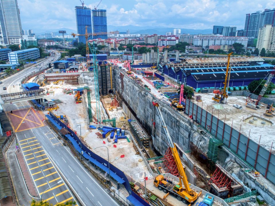 Pandangan udara tapak Stesen MRT Chan Sow Lin menunjukkan pembinaan Lebuhraya DUKE.