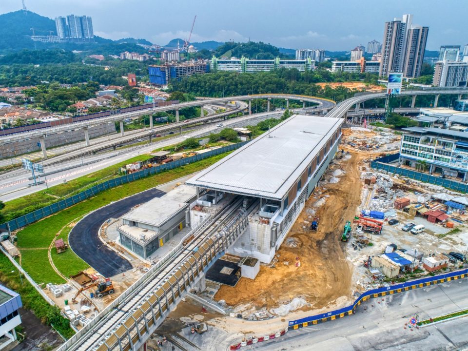 Pandangan udara tapak Stesen MRT Sri Damansara Sentral menunjukkan kerja-kerja penjubinan aras ruang legar dan kerja-kerja luaran sedang dijalankan