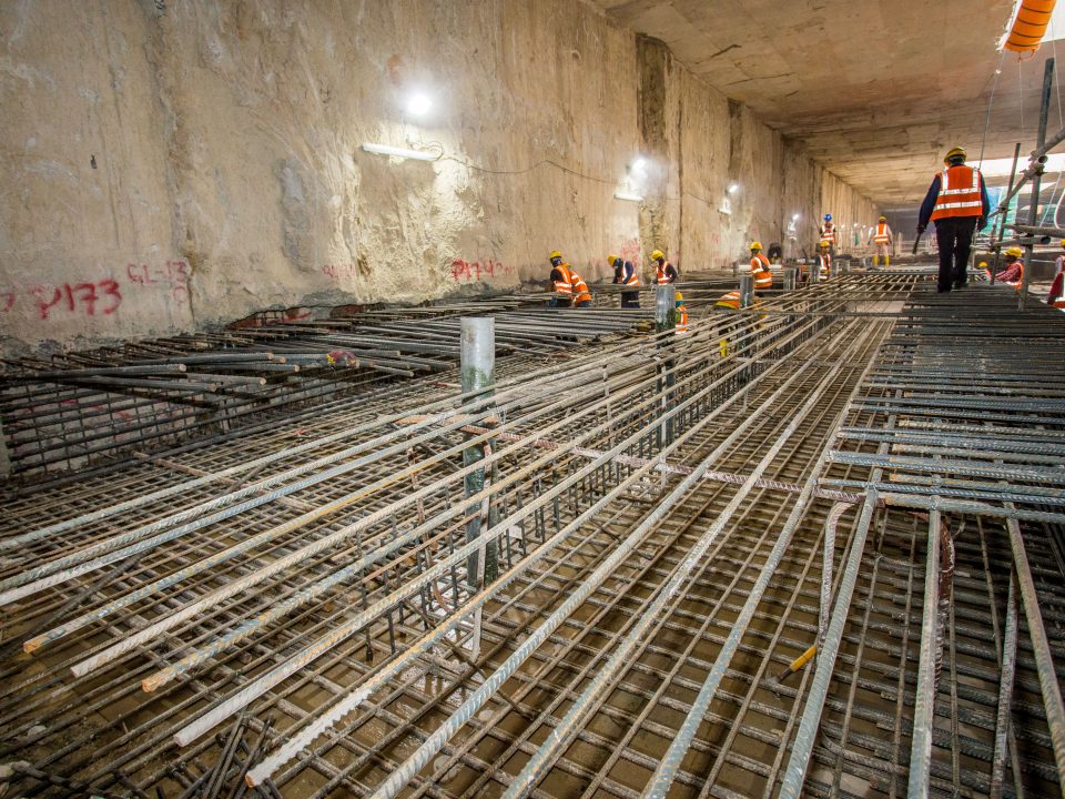 Pandangan pembinaan pengukuhan di aras ruang legar Stesen MRT Raja Uda.