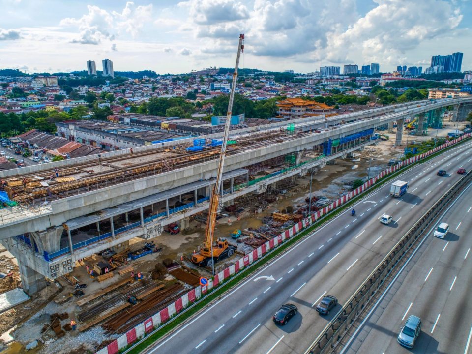 Pandangan udara pembinaan aras platform Stesen MRT Serdang Raya Selatan.