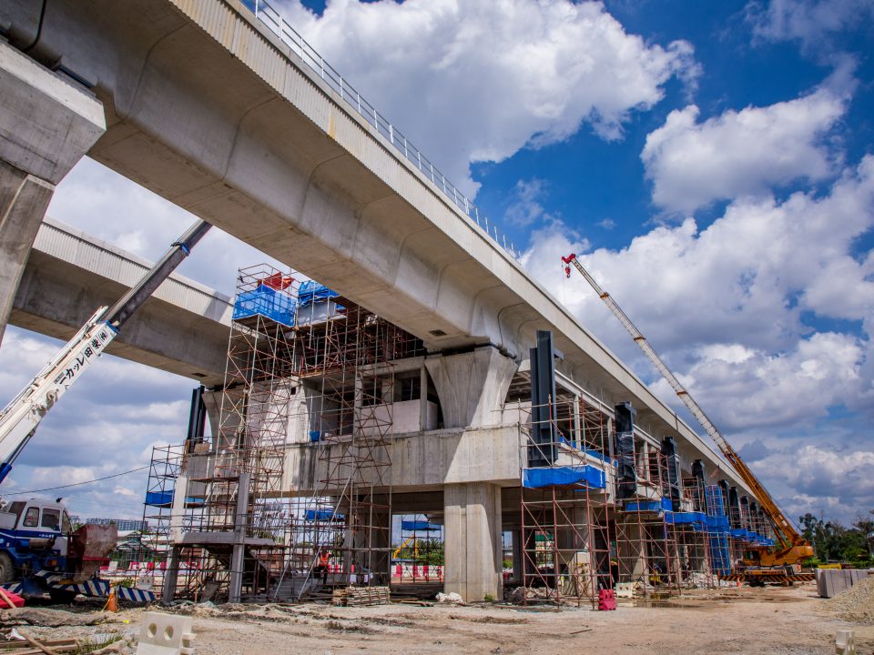 Pembinaan aras platform Stesen MRT UPM sedang dijalankan.