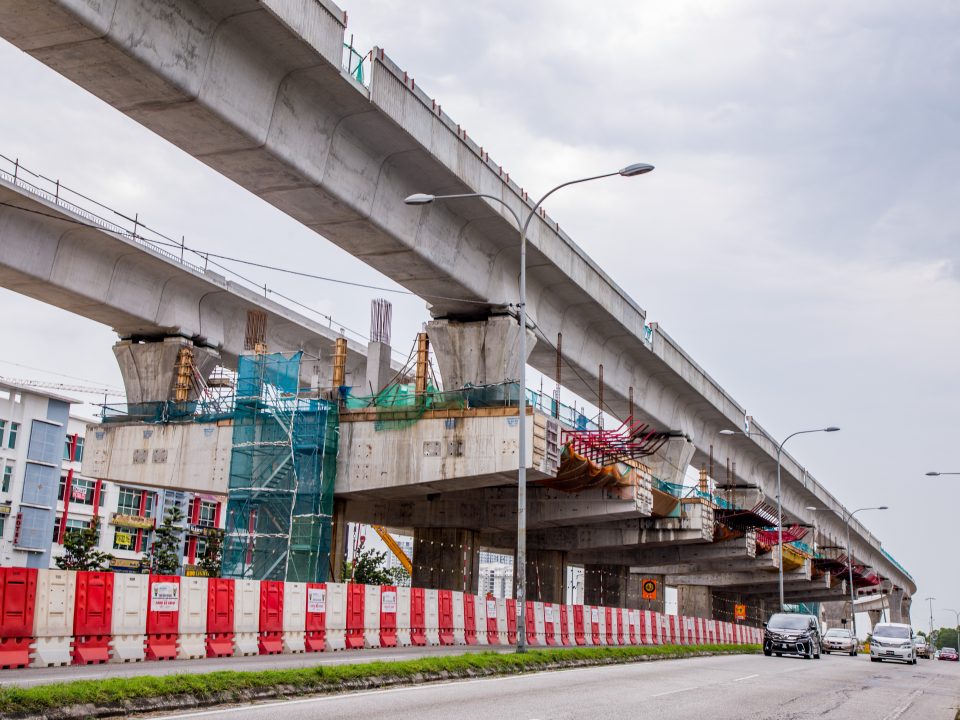 Kerja-kerja papak stesen dan pemasangan parapet sedang dijalankan di tapak Stesen MRT Putra Permai.